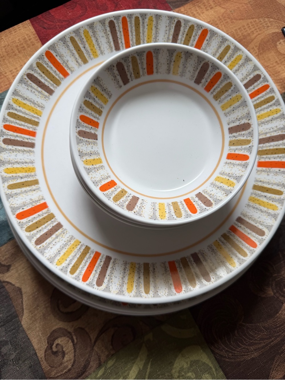 Noritake Progression Mardi Gras MCM dinner plates & small bowl set of four. 8pcs